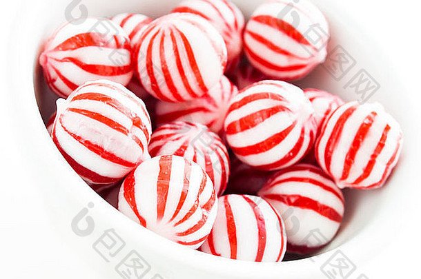 美食白色红色的薄荷糖果白色背景