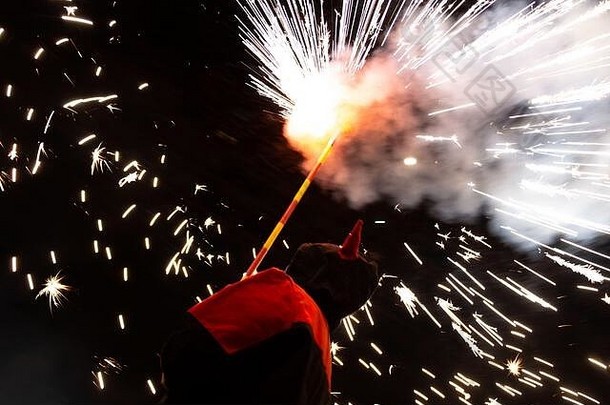 典型的correfocs西班牙恶魔运行火显示传统的节日传统概念