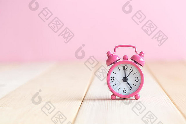 小粉红色的报警时钟表格最小的概念空间复制