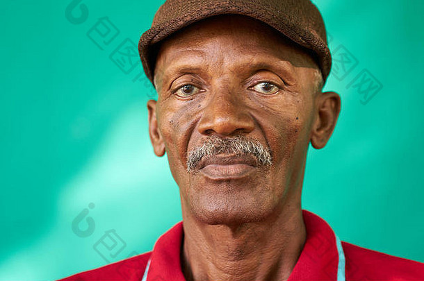 真正的古巴人感情肖像伤心高级非洲美国男人。<strong>相机</strong>担心拉丁美洲人祖父胡子他