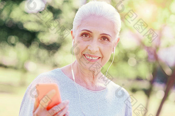 关闭上了年纪的女人听音乐