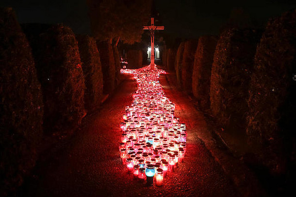 晚上视图数百蜡烛前面交叉城市墓地圣人一天velikagorica克罗地亚