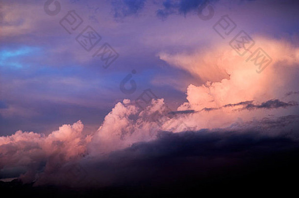 风景如画的海云日出日落天空天空粉红色的积云结构橙子红色蓝色的颜色
