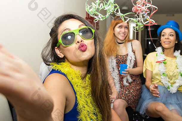 漂亮的亚洲女人穿绿色太阳镜黄色的围巾<strong>狂欢</strong>节聚会，派对巴西快乐快乐的女孩发送吻