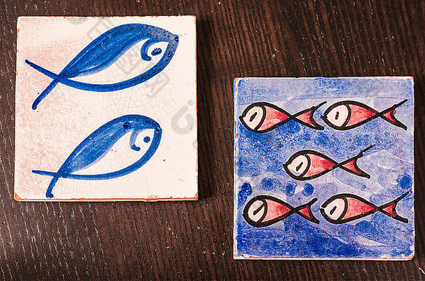 瓷砖鱼画木表格