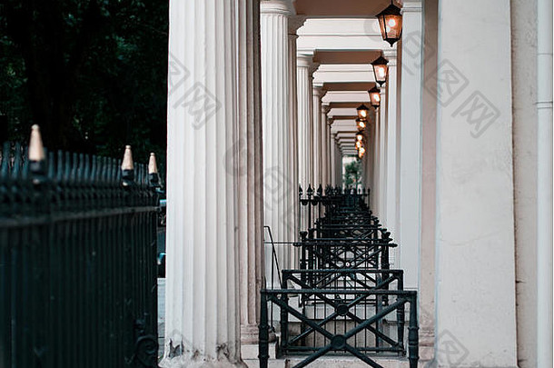 递减的角度来看视图高白色列黑色的铁投栅栏古董灯笼维多利亚时代联排别墅伦敦