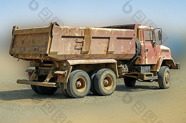 自动倾卸车给小费的人模糊的棕色（的）货物输送交付转储倾销工艺设备卡车后卸付小费转盘