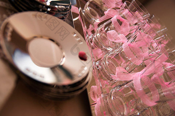 茶杯粉红色的丝带庆祝活动