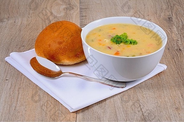 鱼海鲜杂烩浓汤汤包括烟熏黑线鳕鳕鱼大马哈鱼蔬菜服务面包卷