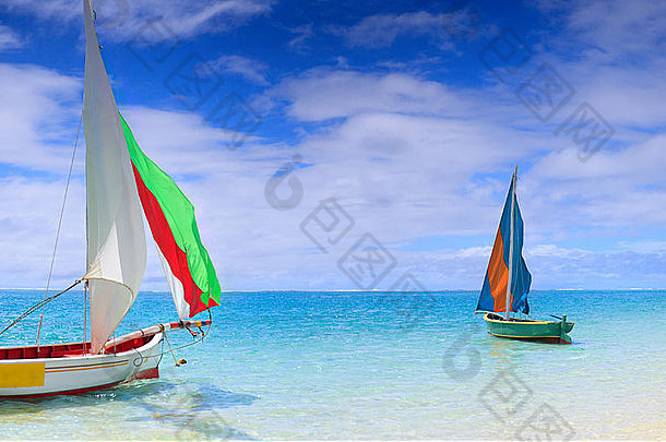 准备开始航行赛船会毛里求斯色彩斑斓的传统的毛里求斯的木船被称为独木舟
