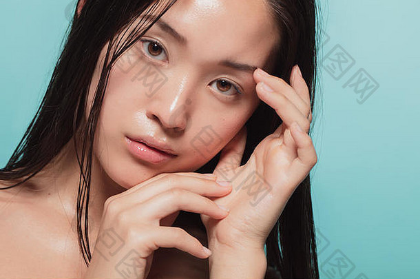 关闭年轻的亚洲女人美丽的皮肤女模型新鲜的健康的皮肤相机