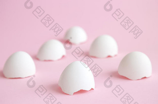 白色蛋贝壳柔和的粉红色的背景最小的有创意的复活节概念
