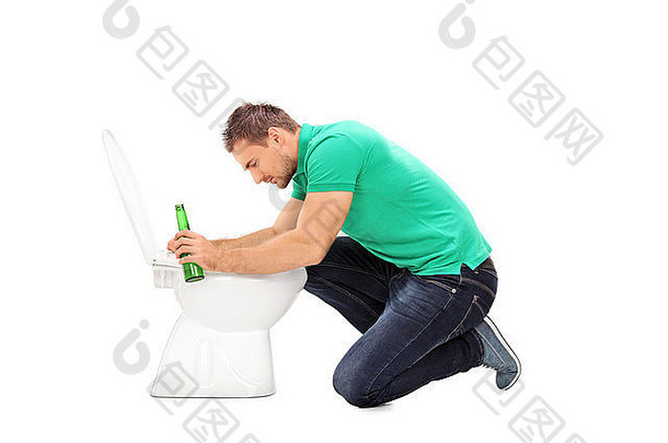 喝醉了男人。持有啤酒瓶倾斜厕所。。。