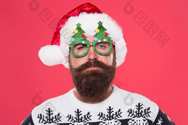 一年有胡子的男人。穿圣诞节树聚会，派对眼镜圣诞老人男人。长胡子胡子赶时髦的人男人。节日好玩的不剃须的男人。冬天风格