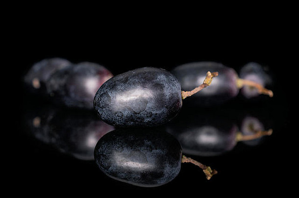 集团新鲜的黑色的葡萄孤立的黑色的玻璃
