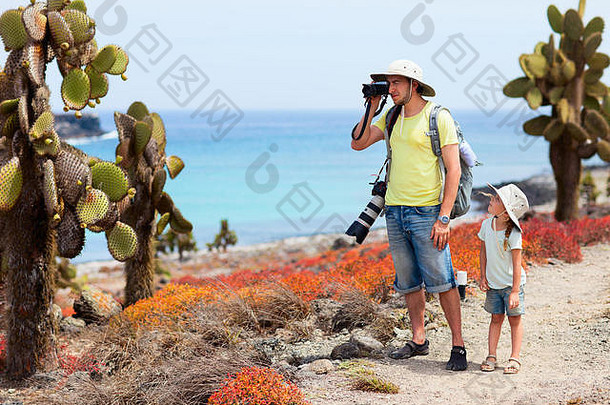 父亲女儿风景优美的地形加拉帕戈斯群岛南广场岛