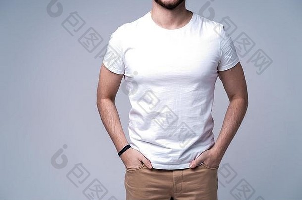 年轻的男人。穿空白白色t恤孤立的白色背景复制空间的地方广告前面视图