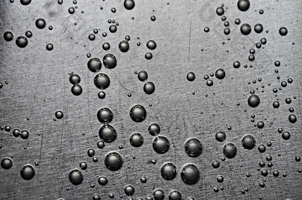 闪亮的灰色的金属表面水滴背景纹理