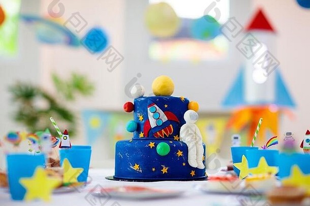 孩子们空间主题生日聚会，派对蛋糕纸杯蛋糕火箭太阳能系统地球宇航员装饰孩子事件表格设置