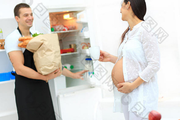 快乐怀孕了女人丈夫烹饪食物厨房