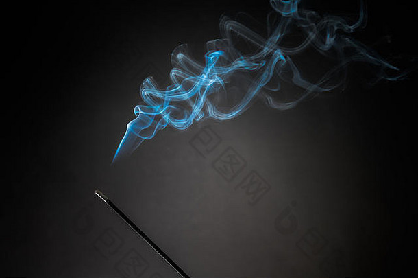 吸烟香坚持烟黑色的背景纯放松主题烟蒸汽烟波雾雾效果