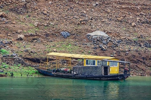 wuchan中国龙门喉咙大宁河特写镜头黑色的当地的渡船黄色的浮动至少确定起飞码头翡翠绿色