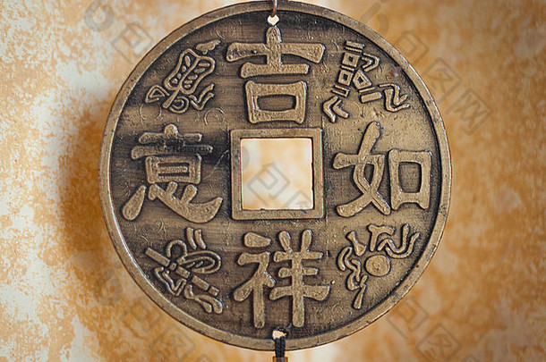 圆形hanger-like奥布耶茨中国象形文字写表面使铜墙背景