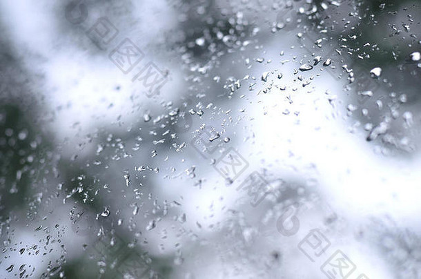 照片雨滴窗口玻璃模糊视图开花绿色树摘要图像显示多云的多雨的天气条件