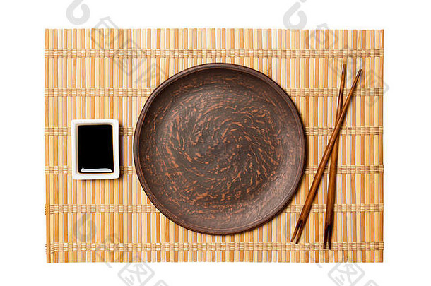 空轮棕色（的）板筷子寿司我是酱汁黄色的竹子席背景前视图复制空间设计