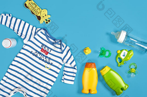 婴儿护理浴集乳头玩具衣服洗发水蓝色的背景前视图模型
