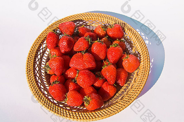 草莓浆果木板白色背景