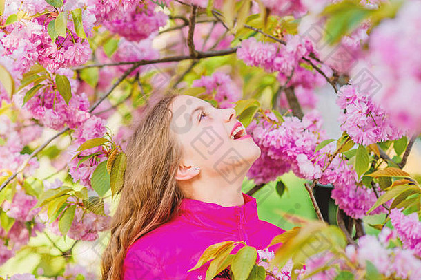 樱花花概念华丽的花女美自然化妆品皮肤女孩樱桃花樱花树盛开的小女孩孩子春天花布鲁姆享受气味温柔的布鲁姆