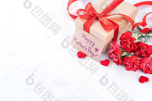 母亲一天概念手工制作的礼品盒的想法祝愿摄影美丽的盛开的康乃馨红色的丝带弓盒子孤立的现代大理石的