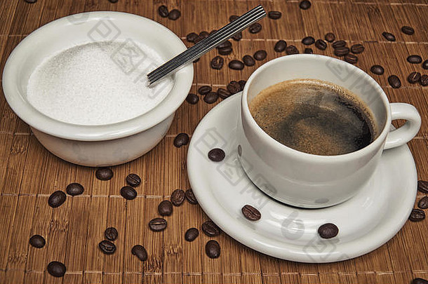 新鲜的杯咖啡包围咖啡豆子糖木背景交叉流行过滤器